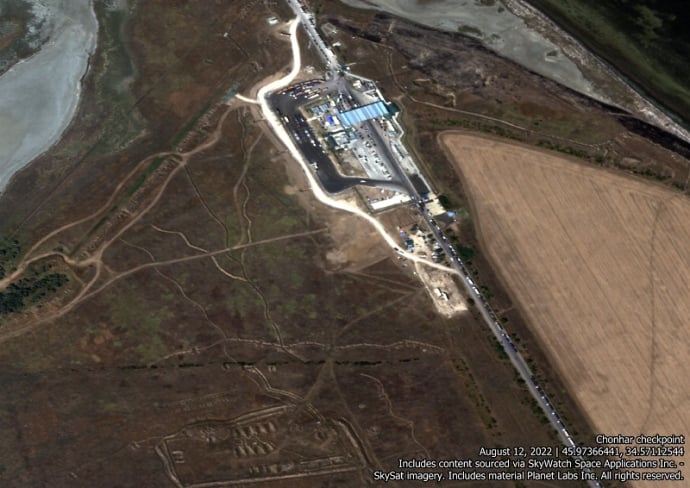 Оккупанты начали рыть траншеи в северной части Крыма: спутниковые фото