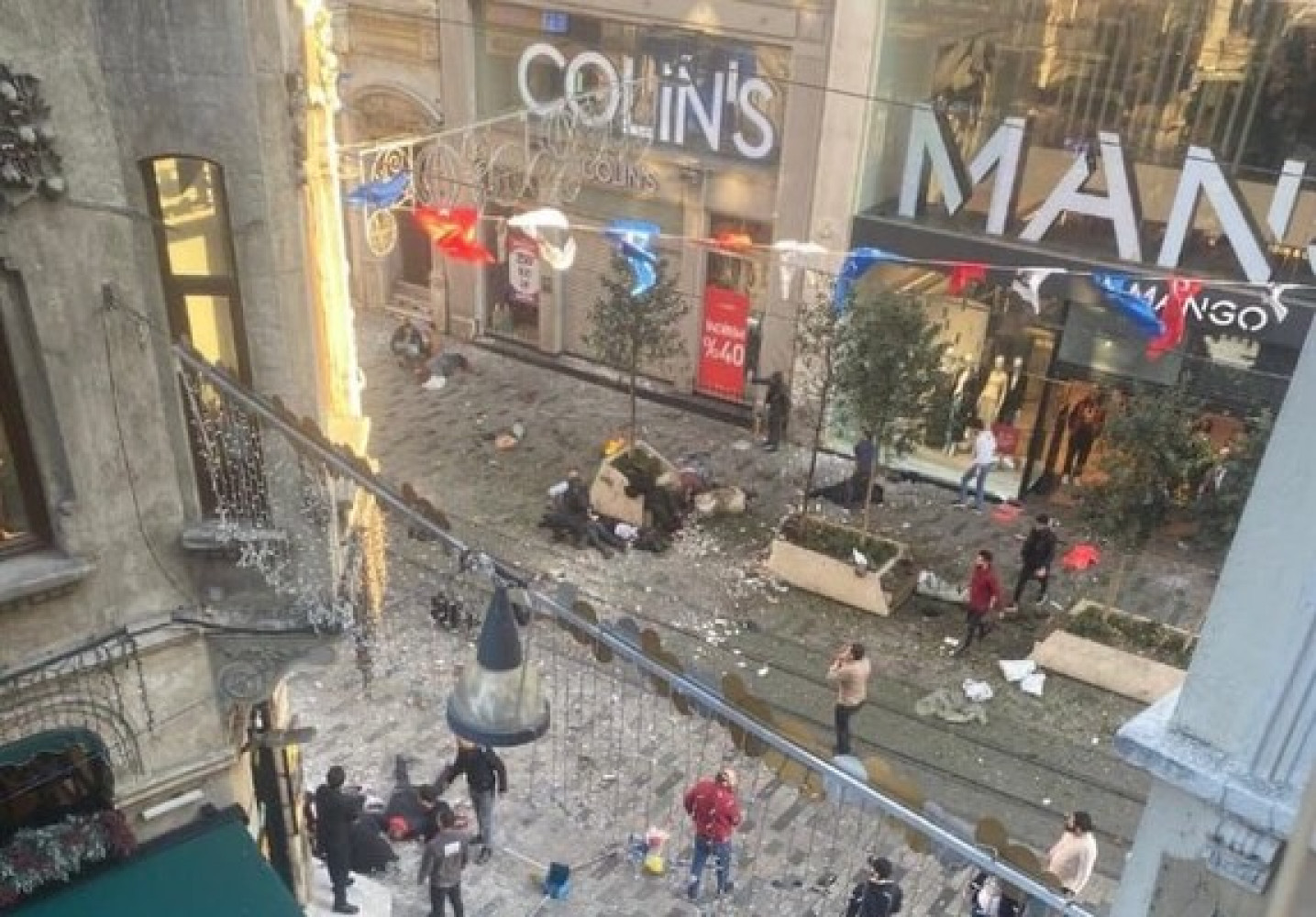 В центре Стамбула прогремел взрыв, много раненых (Видео)