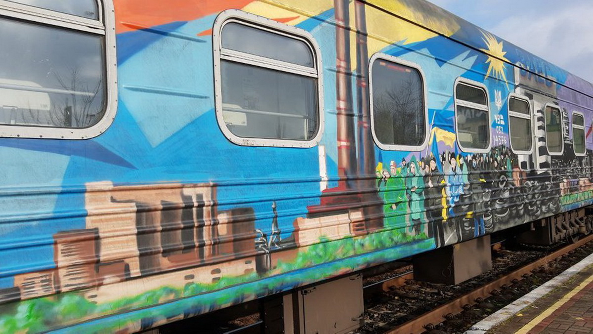 "До перемоги": в Киев прибыл забитый пассажирами поезд из Херсона (видео)