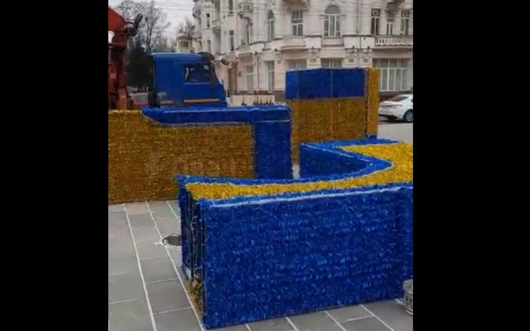 Россиянка устроила эпический скандал в Ростове из-за сине-желтых декораций: видео