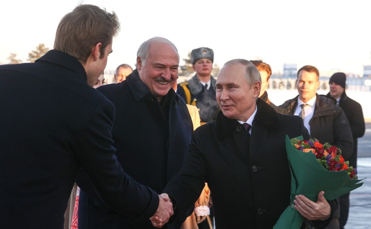 Путин прибыл на переговоры с Лукашенко в Минск. Для конспирации в воздух поднимали еще два его самолета