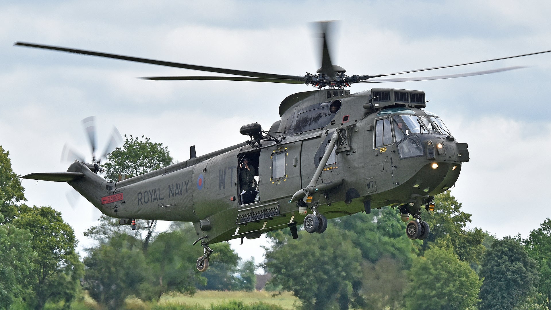 Летчики ВСУ провели учения на британских вертолетах Sea King (видео)