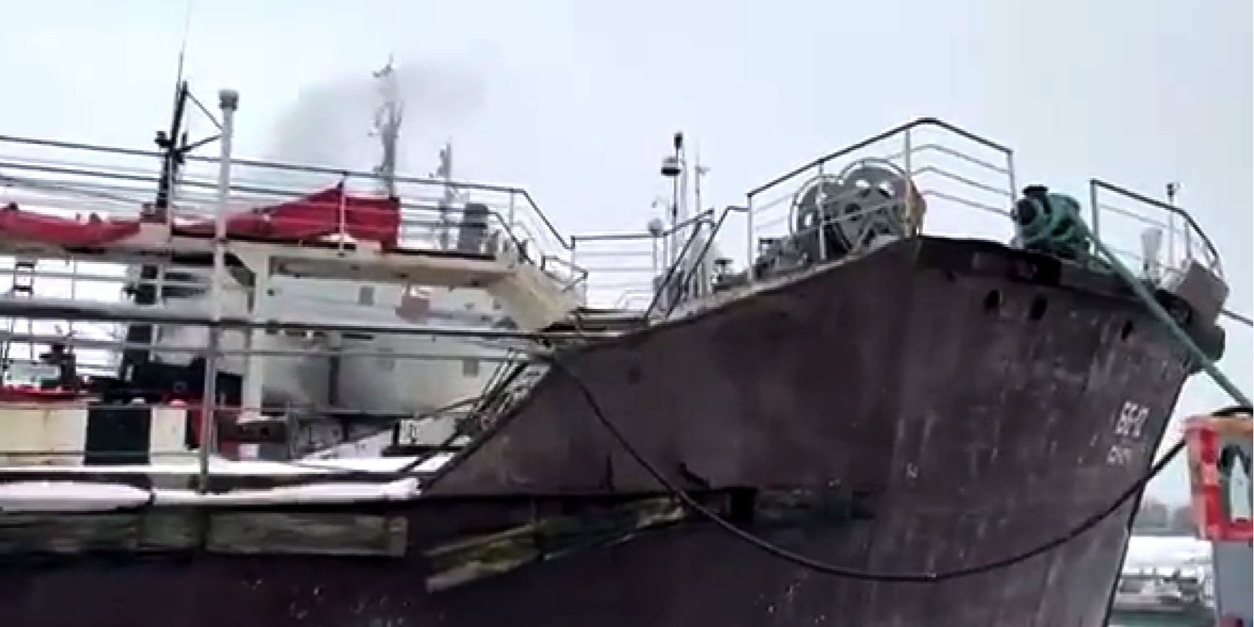 В России загорелся нефтяной танкер "Арктика". Видео