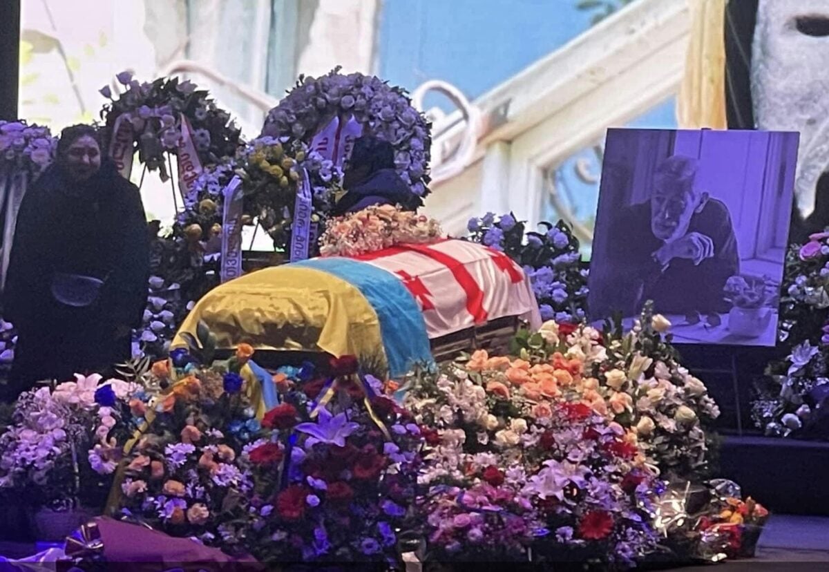 Гроб Кикабидзе по решению семьи покрыли украинским и грузинским флагами