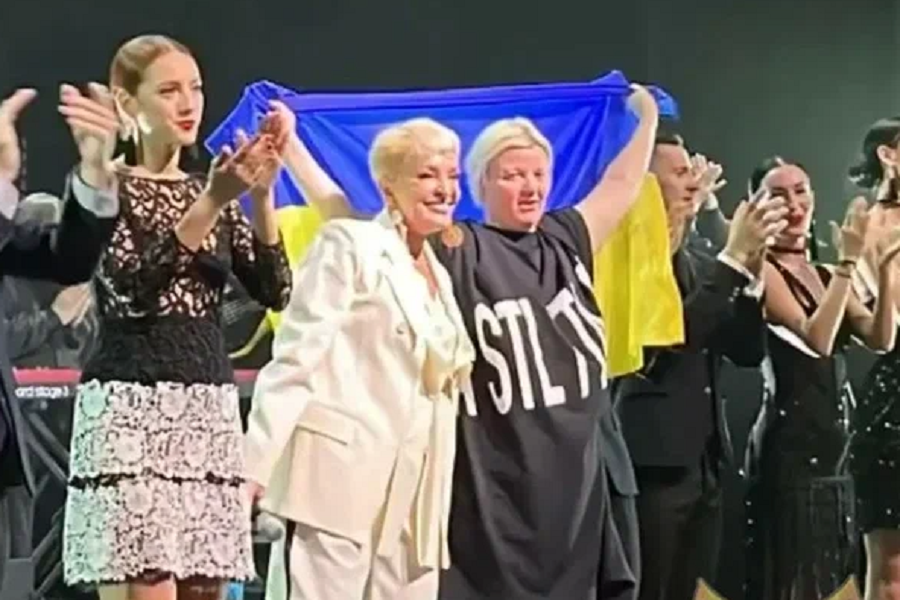 Лайма Вайкуле с украинским флагом высказалась в поддержку Украины и взбесила россиян всего тремя словами (видео)