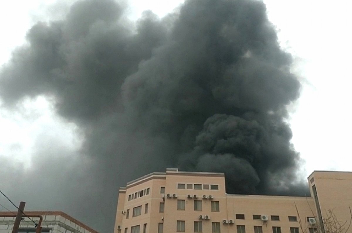 ⚡В Ростове горит здание ФСБ, звучат взрывы (Видео)