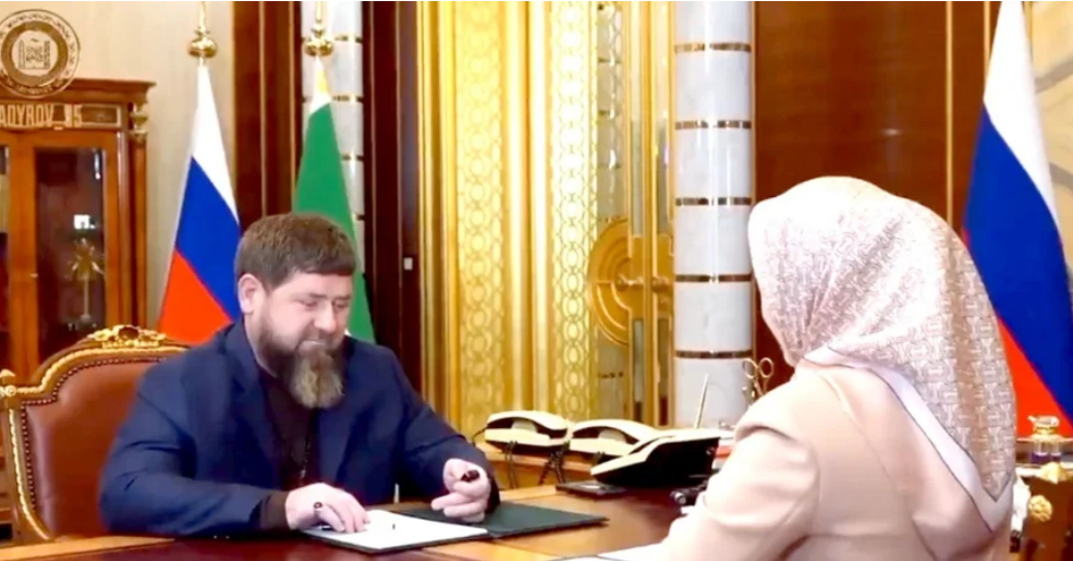 Чеченский абсурд. Кадырова рассказала Кадырову о пользе фонда Кадырова, которым руководит еще одна Кадырова — видео