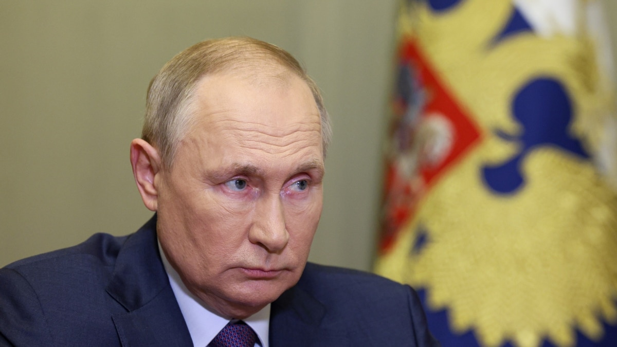 Путин подписал закон о введении электронных повесток в РФ. Источник в Кремле заявил СМИ, что "начальника лично задели" бегущие из РФ