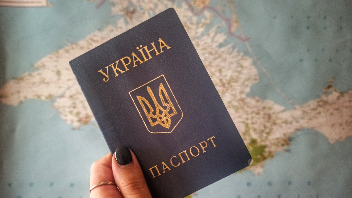"Уже достала украинский паспорт": девушка из Крыма рассказала, как там ждут Украину (видео)