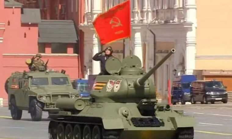"Музейный" танк образца 40-х годов и Путин с чемоданом: Россия опозорилась парадом на 9 мая в Москве, у россиян истерика