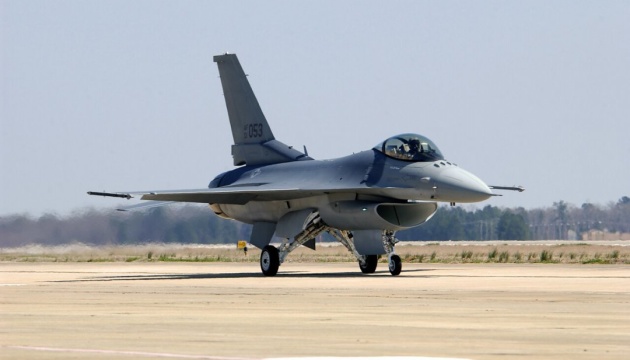 "Нельзя медлить". Волкер считает, что Украине нужно начинать подготовку к получению F-16