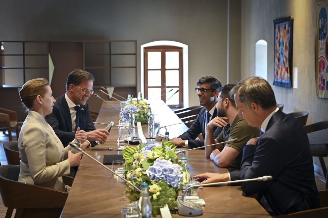 "Коалиция истребителей". Зеленский в Молдове провел неформальную встречу с премьер-министрами шести стран