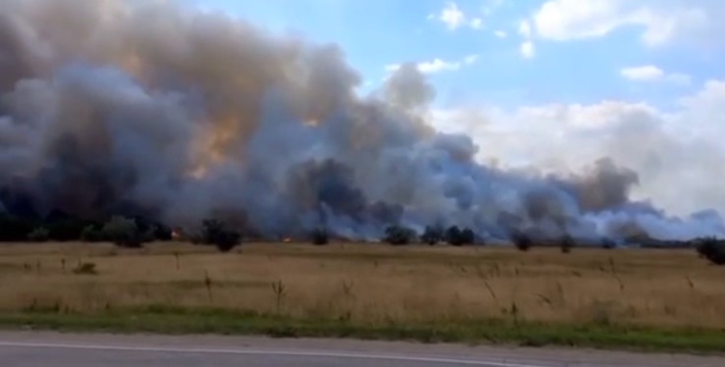 Все в огне: в оккупированном Крыму горят склады боеприпасов россиян (Видео)