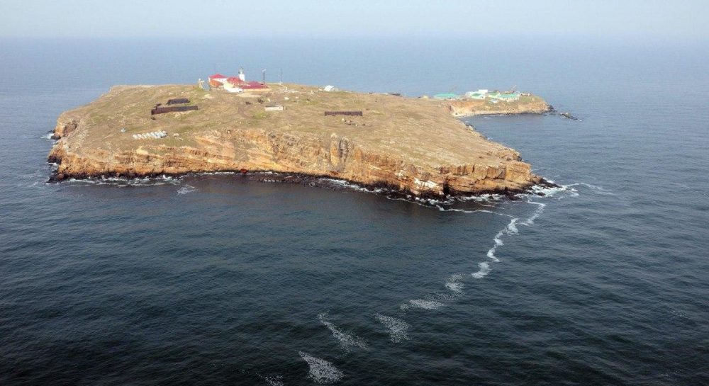 Убегали в панике и хаосе: Буданов рассказал, какие ценности россияне оставили на Змеином. Видео