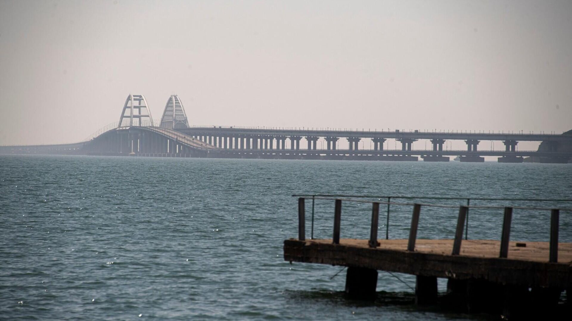 ❗️ В сети сообщают о взрывах в районе Крымского моста. Атакован рашистский танкер