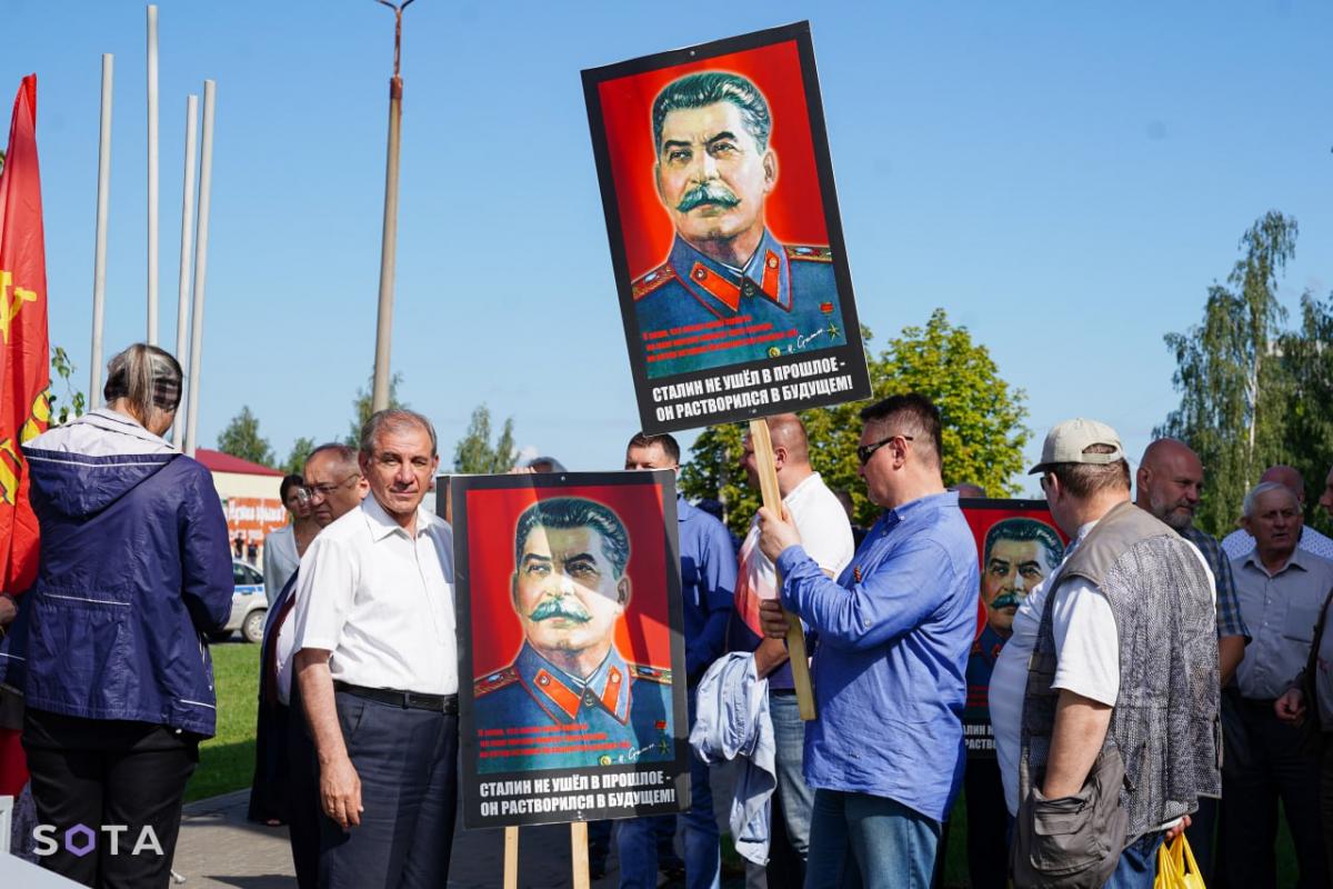 В России священник освятил памятник Сталину и нашел "позитив" в репрессиях ( видео)
