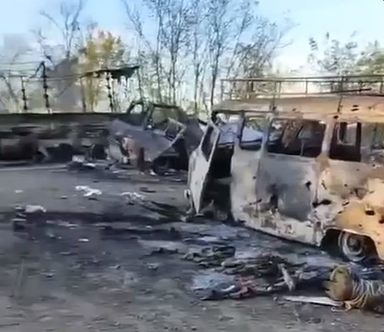 "Самое страшное, что я когда-либо видел": оккупанты осматривают место прилета по батальону мобиков из Чувашии  (Видео)