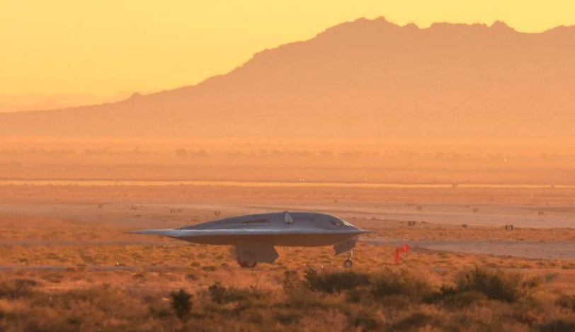 Способен нести ядерные заряды: в США впервые показали новый стелс-самолет, кадры