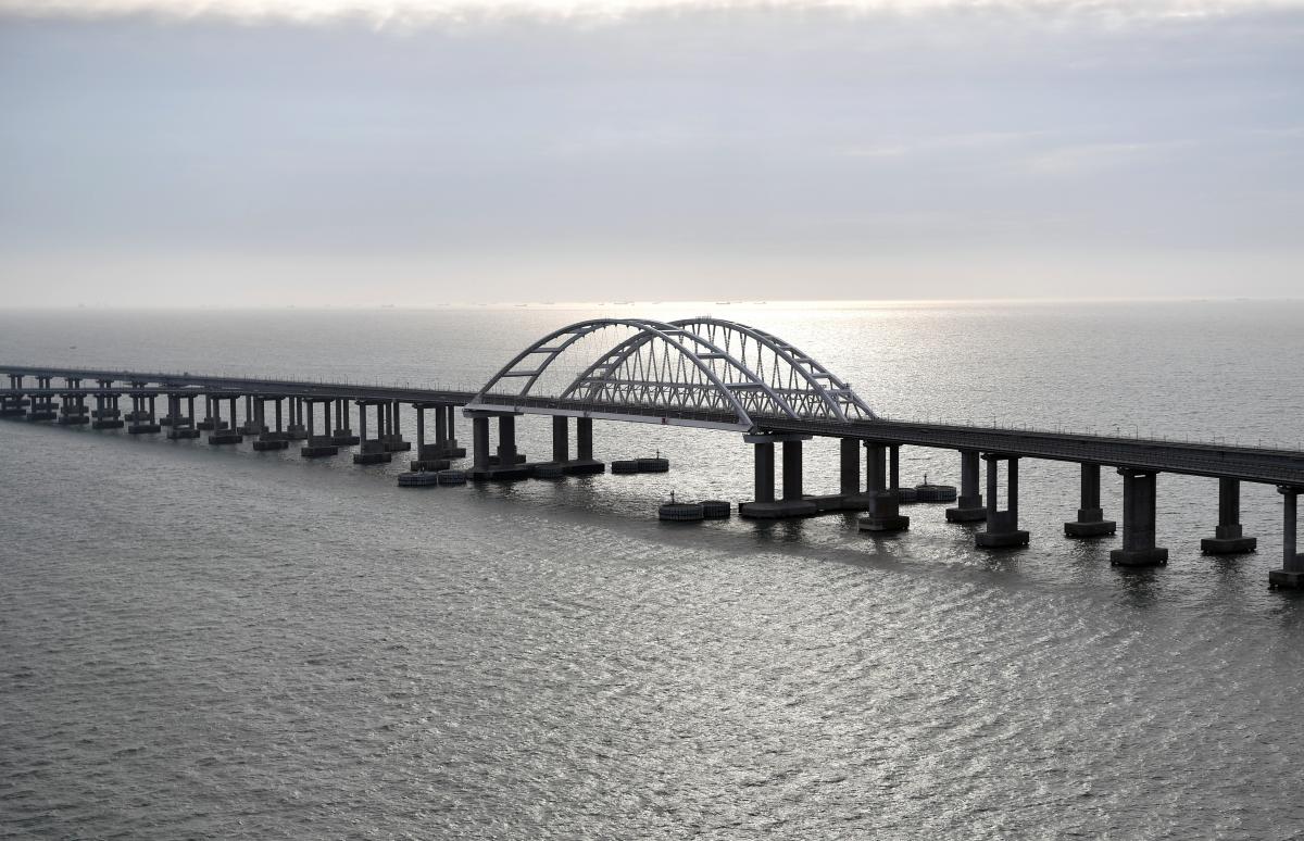Мощный шторм "смыл" оборону Крымского моста: спутниковые снимки