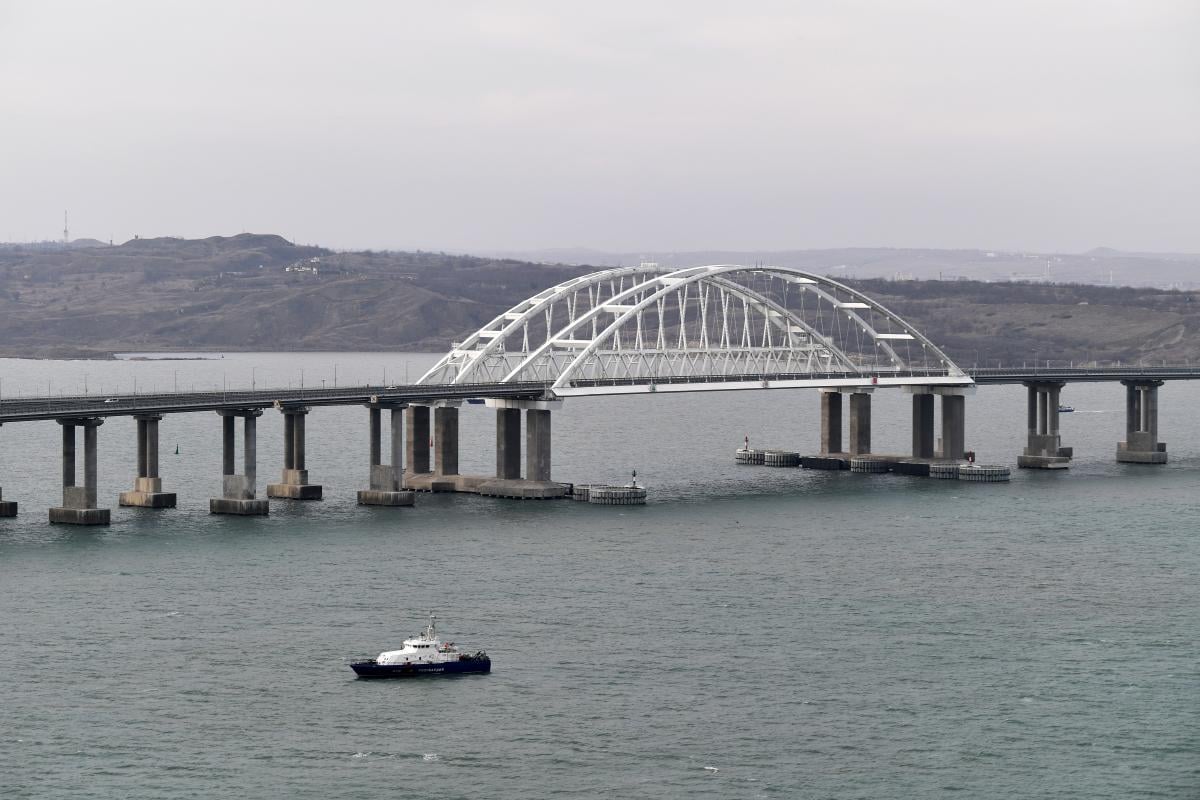 Россияне готовятся к скорому уничтожению Крымского моста: эксперт указал на признаки