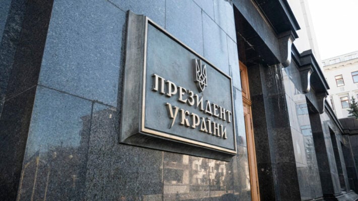 Больше половины украинцев считает, что ОП влияет на государственные органы с превышением полномочий