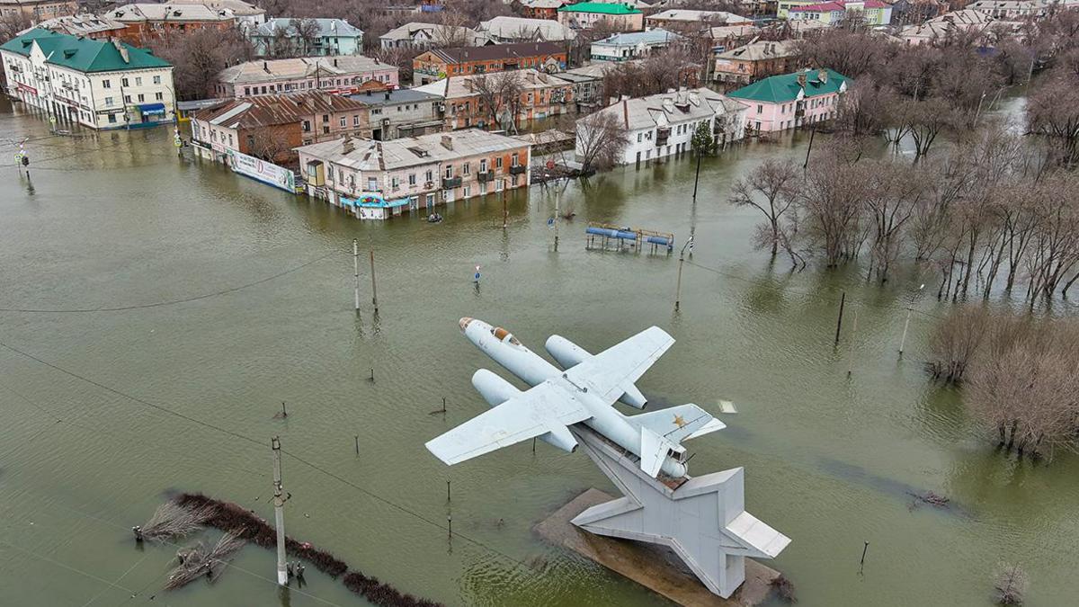 Оренбург тонет вслед за Орском: города уходят под воду и падают мосты. Власти обвиняют мышей и местных жителей