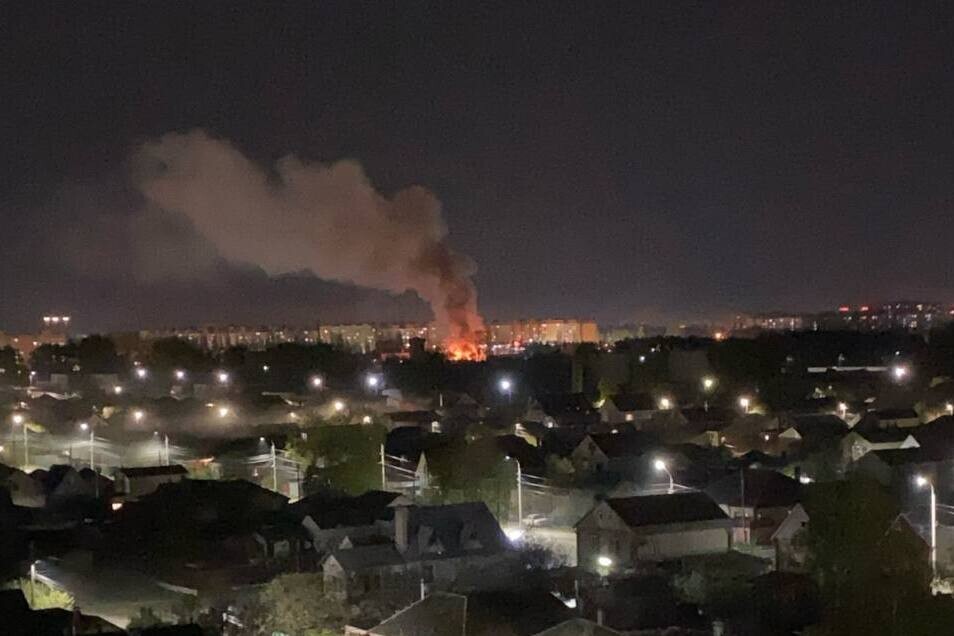 В российском Воронеже раздались взрывы и начался пожар. Фото и видео