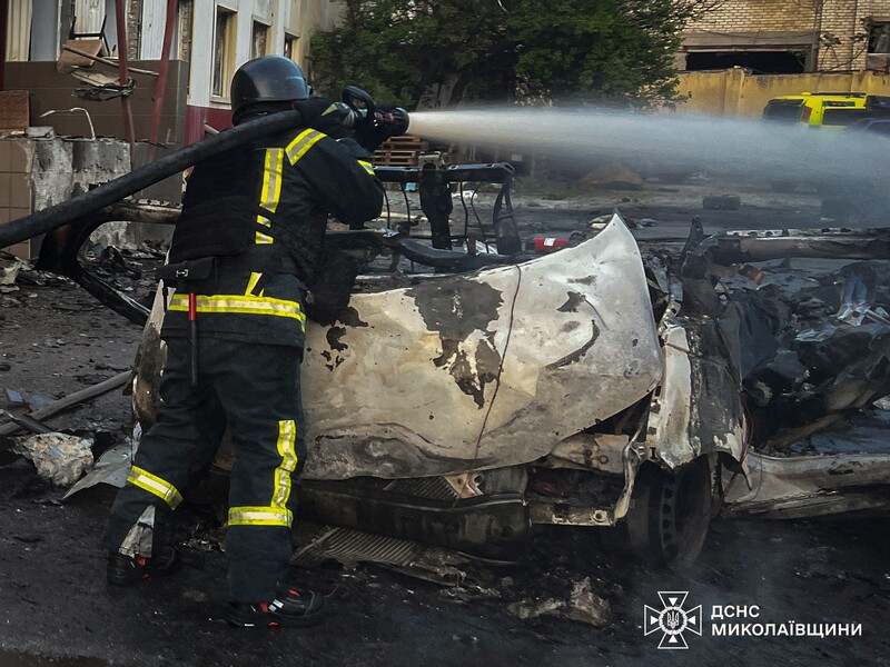 В Николаеве вечером прогремел взрыв. Во время тушения произошла повторная детонация, пострадали пятеро спасателей. Видео