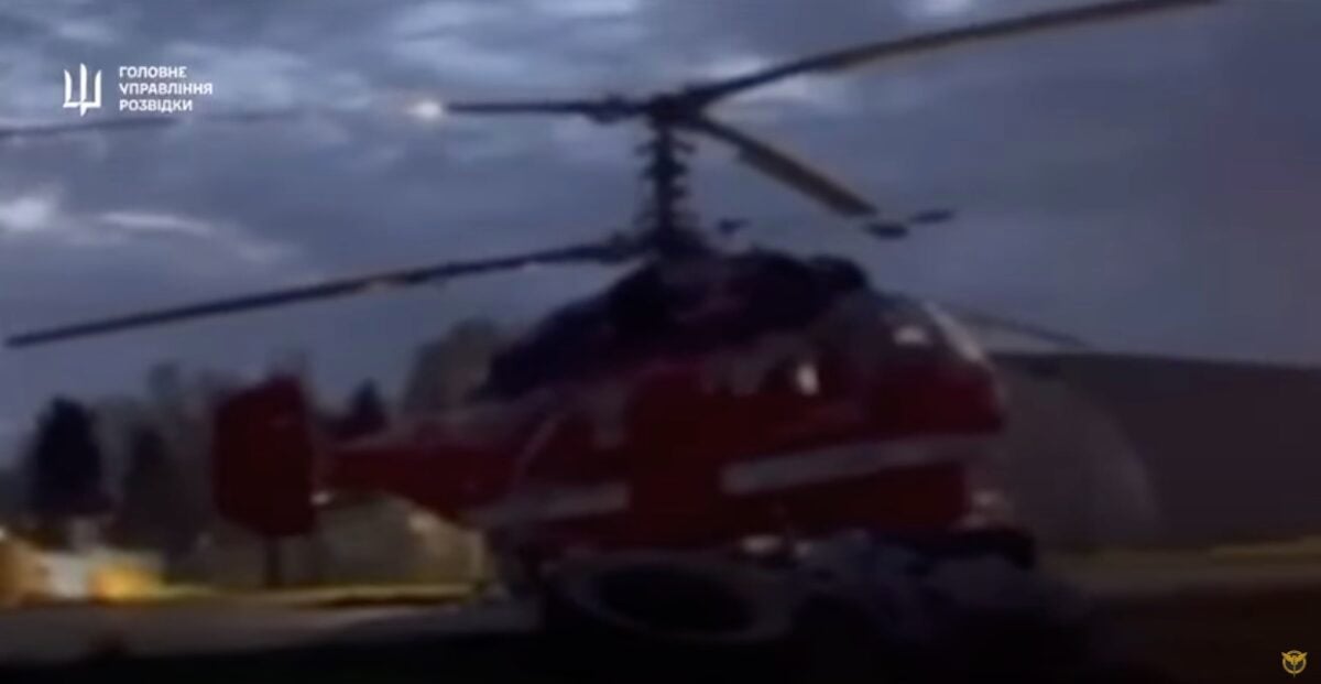 ГУР на аэродроме в Москве уничтожило вертолет Ка-32: видео