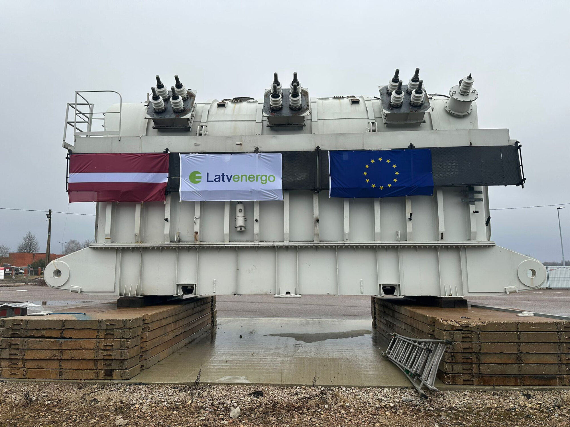 Латвия передала Украине мощный трансформатор с Рижской ГЭС. Фото