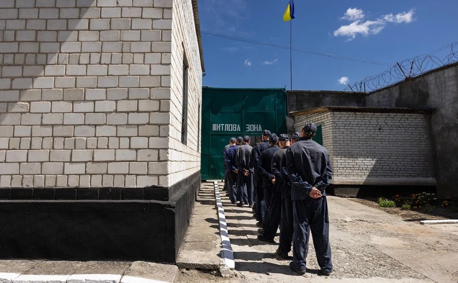 В Украине начали освобождать заключенных для отправки на фронт