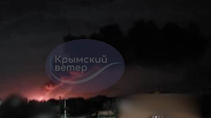 В Крыму раздались взрывы: на аэродроме “Саки” пожар и слышна детонация. Фото и видео