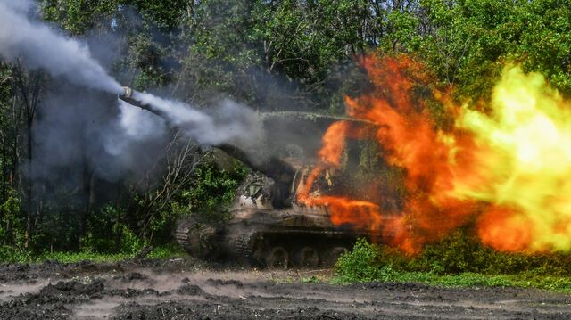 В Запорожье оккупант поджег собственное авто по приказу командира и уничтожил свои МТ-ЛБ и танки Т-72. Видео