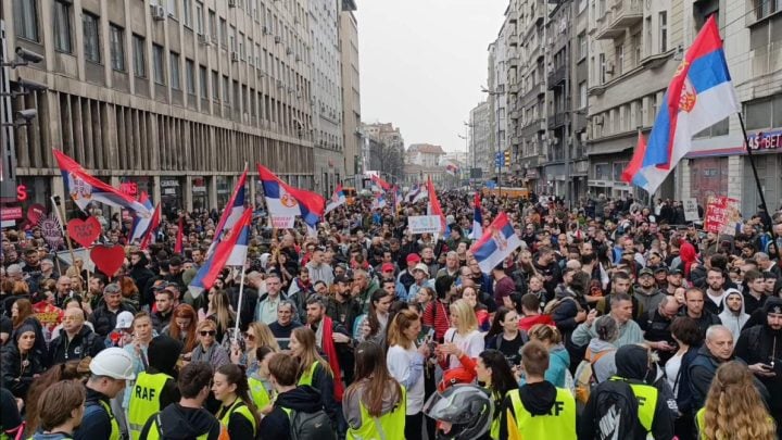 Сербию всколыхнули массовые протесты. Пророссийская власть готова провести досрочные выборы