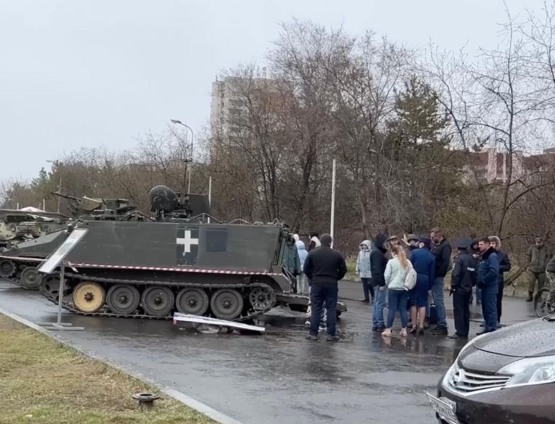 В РФ во время выставки «захваченной техники ВСУ» крышка БТР убила ребенка