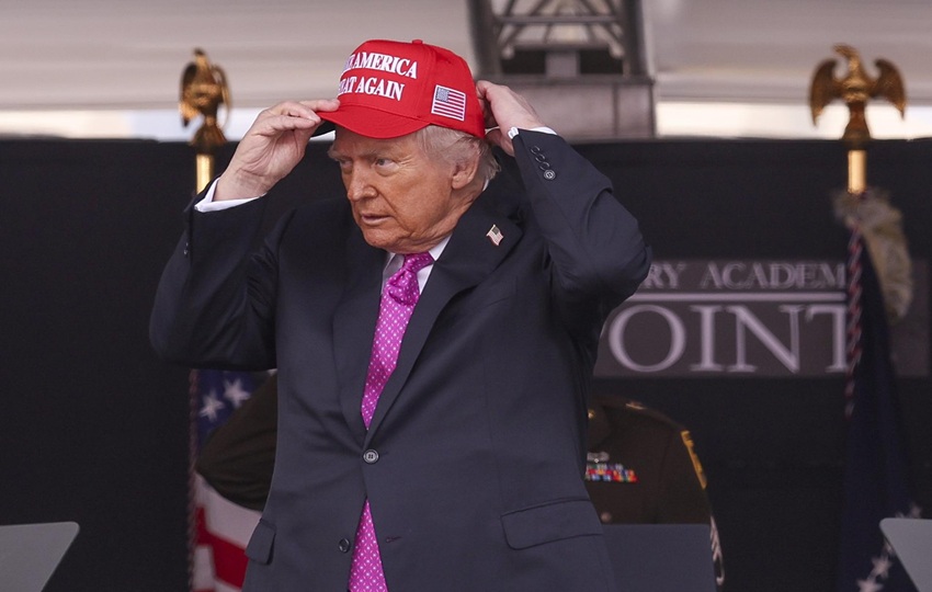 Вспомнил "трофейных жен" и "травести-шоу" в военной академии. Конгрессвумен просит проверить психическое состояние Трампа