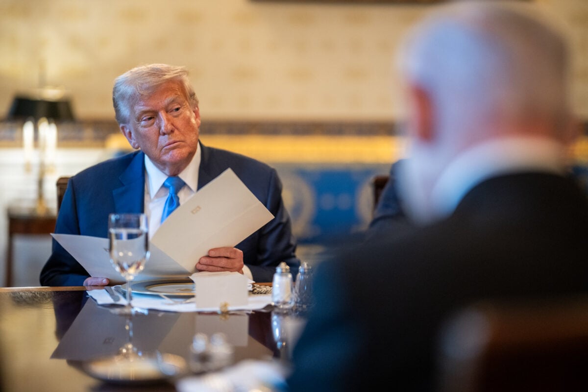 WP: В MAGA растет напряжение из-за решения Трампа по мигрантам, Эпштейну и помощи Украине