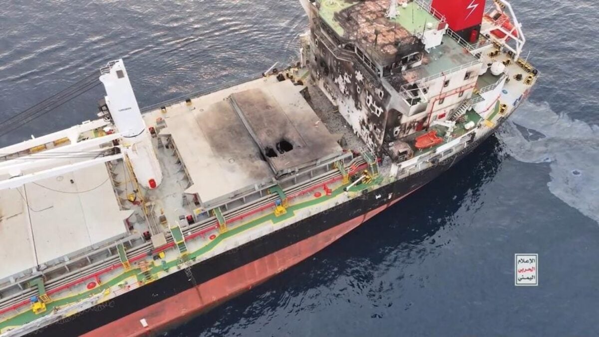 Хуситы демонстративно топят суда в Красном море