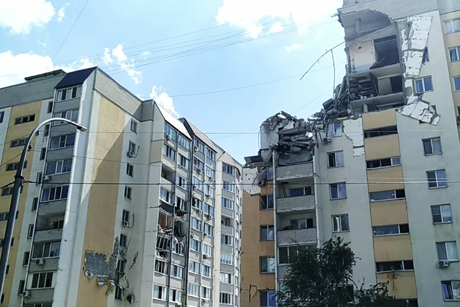 Бумеранг? В российском Саратове из-за взрыва газа произошел обвал в многоэтажке: есть жертвы. Видео