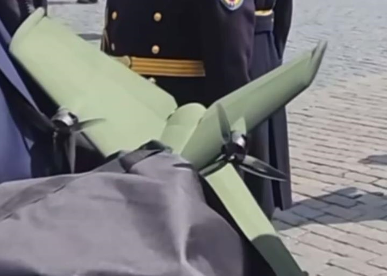 Охрана Путина носит с собой перехватчики дронов. Видео