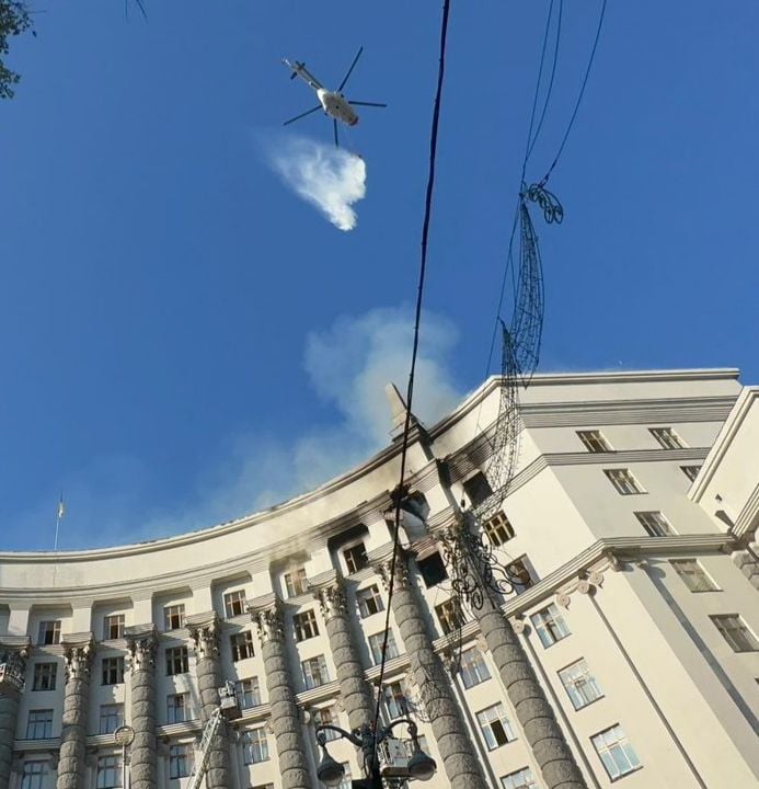 Россия нанесла удар по зданию правительства. Пожар тушили с вертолета