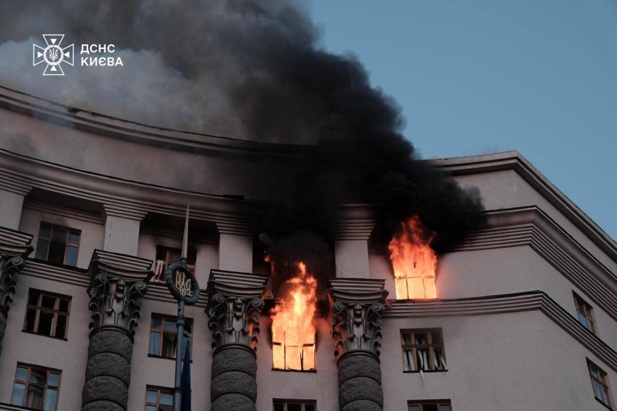 Россия нанесла удар по зданию правительства. Пожар тушили с вертолета