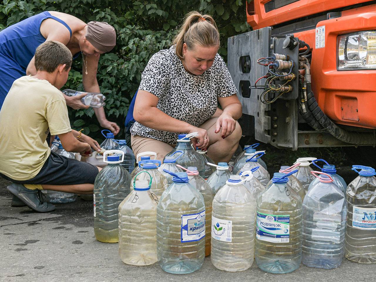 "Всем уже понятно – здесь нет будущего": на оккупированном Донбассе захватчики "выкачивают" водохранилища, а люди готовятся уезжать