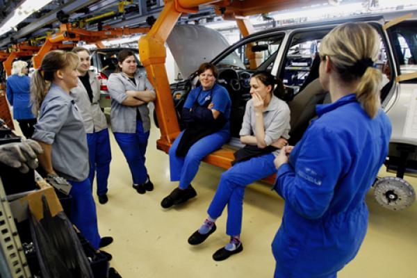 Работники АвтоВАЗ России массово увольняются из-за сокращения зарплат