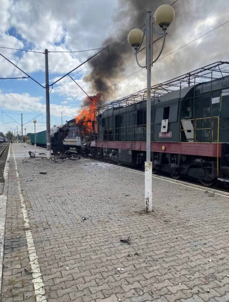 Рашисты нанесли удар по пассажирским поездам в Шостке: пострадали десятки людей (Видео)