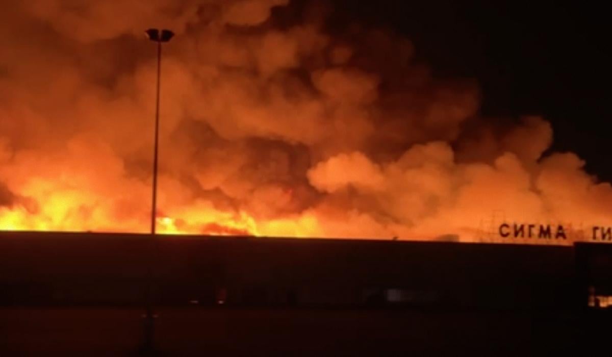 В оккупированном Донецке прогремели взрывы, вспыхнул пожар (видео)