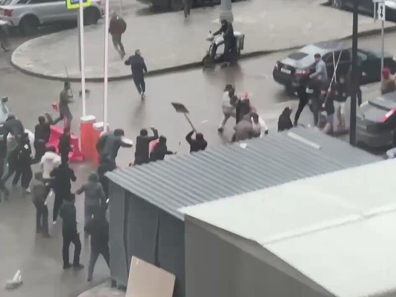 Погоня с палками, выбитые стекла, машины с мигалками. В Москве устроили "массовое побоище". Видео