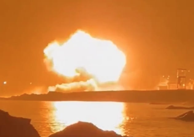 Морские дроны атаковали порт Туапсе в РФ: В Сети показали видео детонации БЭКа