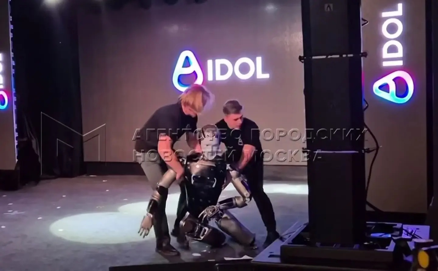 На России представили первого человекоподобного робота: он упал прямо на сцене (Видео)