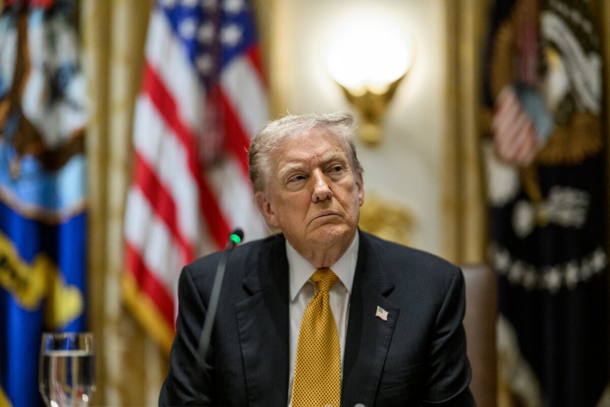 В Конгрессе США обнародовали письма Эпштейна, в которых говорится, что Трамп знал о его преступлениях